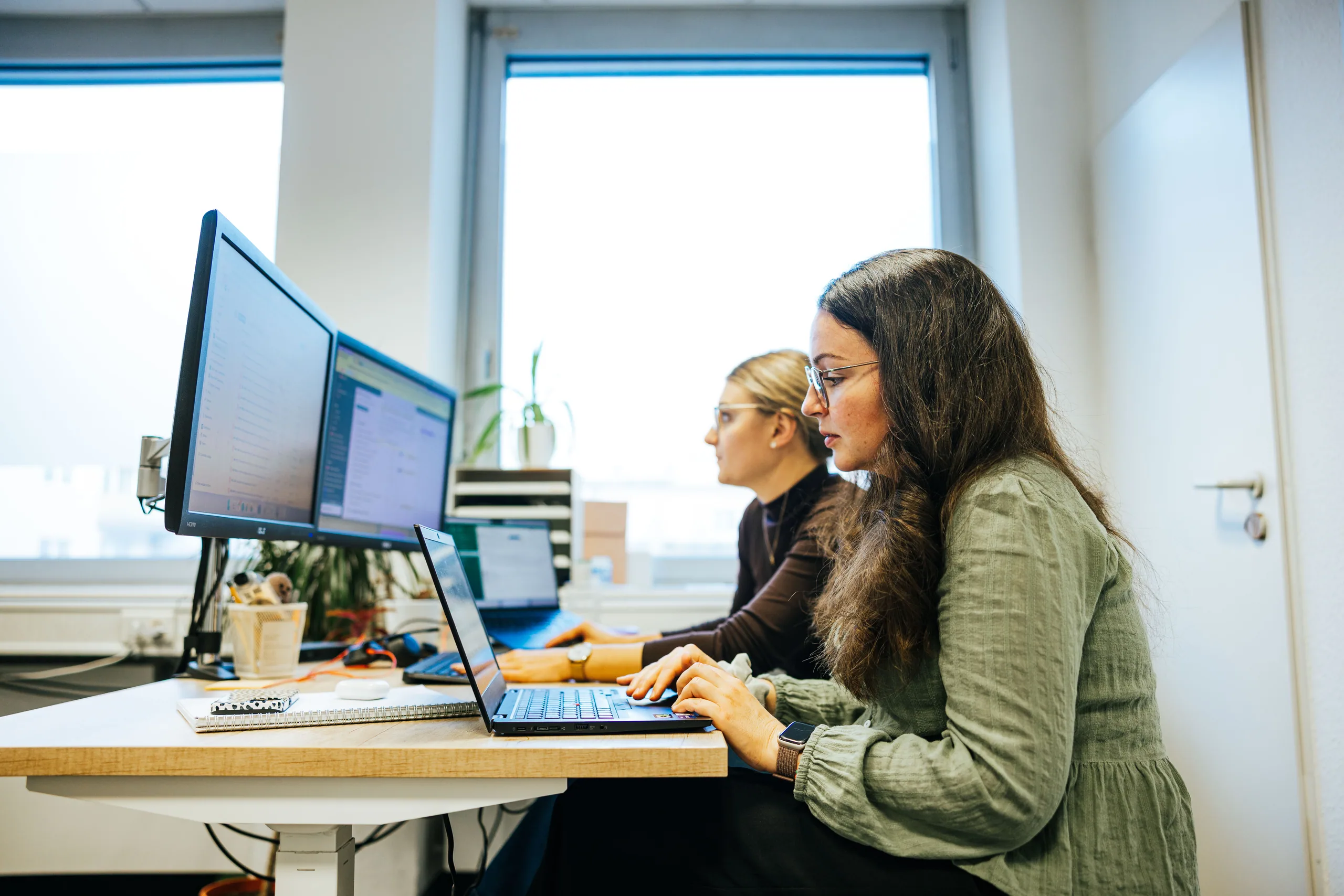 Mischok — Arbeit zu zweit am Schreibtisch
